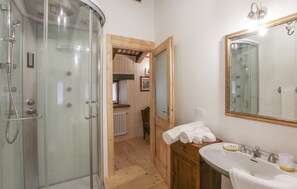 Shower - Awesome home in Biacis with WiFi (Biacis)