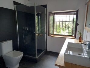 Dutxa, assecador de cabells, bidet i tovalloles 
