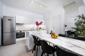 Kjøleskap, ovn, kokeplater og kaffetrakter/tekoker