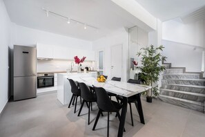 Frigorífico, horno, placa de cocina y cafetera o tetera