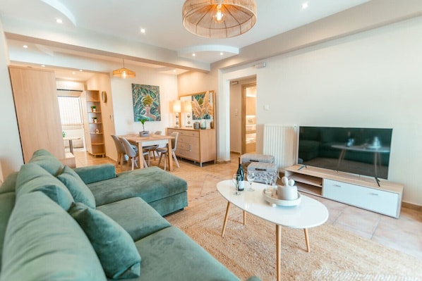 Smart TV, fireplace