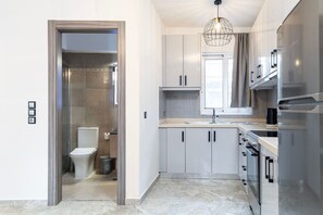 Kühlschrank, Ofen, Herdplatte, Wasserkocher mit Kaffee-/Teezubehör