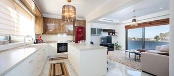 Olive Green Haven-3BR-Private Parking-Balcony