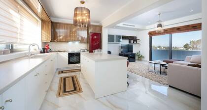 Olive Green Haven-3BR-Private Parking-Balcony