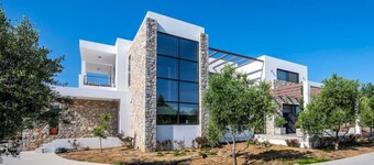 Olive Green Haven-3BR-Private Parking-Balcony