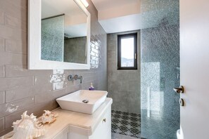 Haartrockner, Handtücher, Toilettenpapier