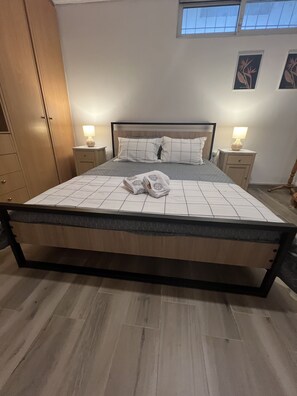 1 slaapkamer, een strijkplank/strijkijzer, gratis wifi, beddengoed