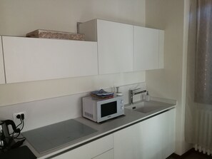 Fridge, microwave, stovetop, coffee/tea maker - Elena Deluxe Ground Floor (Verona)