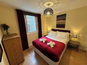 2 dormitoris, planxa i posts de planxar i un bressol de viatge 