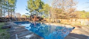 Dora's Dutch Cottage, Charmer with Swimming Pool near Waterfall Hiking