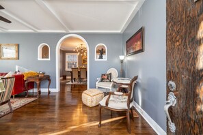 Smart TV, fireplace - Dora's Dutch Cottage, Charmer with Swimming Pool near Waterfall Hiking (Clarksville)