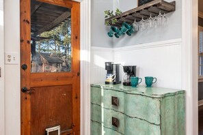 Interior - Dora's Dutch Cottage, Charmer with Swimming Pool near Waterfall Hiking (Clarksville)