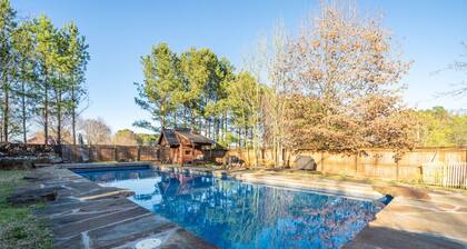 Dora's Dutch Cottage, Charmer with Swimming Pool near Waterfall Hiking