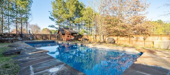 Dora's Dutch Cottage, Charmer with Swimming Pool near Waterfall Hiking