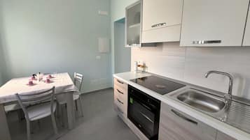Geladeira, fogão, cooktop, lava-louças