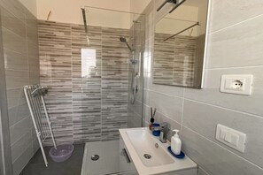 Douche, sèche-cheveux, bidet, serviettes fournies