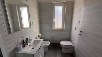 Dusche, Haartrockner, Bidet, Handtücher