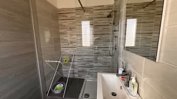Een douche, een haardroger, een bidet, handdoeken