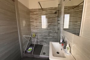Shower, hair dryer, bidet, towels