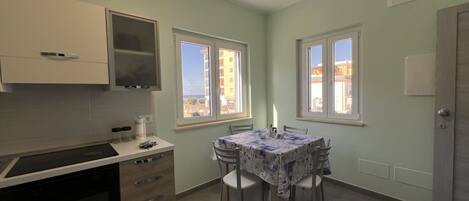 Coffee/tea maker, fridge, oven, stovetop