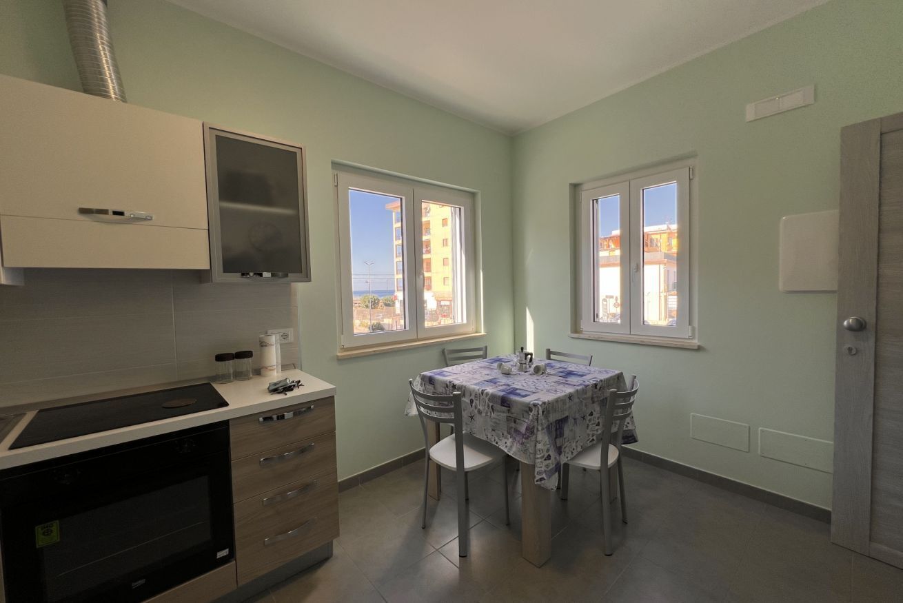 Frigorifero, forno, piano cottura, lavastoviglie