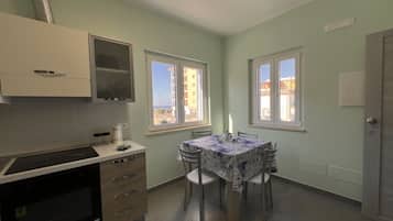 Frigorifero, forno, piano cottura, lavastoviglie