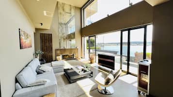 TV connectée, cheminée, jeux vidéo, baby-foot