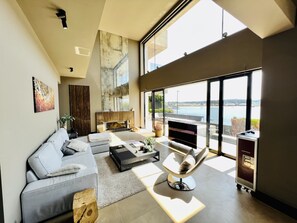 Smart TV, chimenea, videojuegos y futbolito 