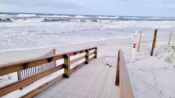 På stranden