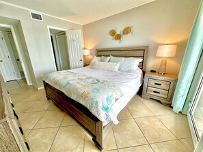 2 habitaciones, escritorio y tabla de planchar con plancha 