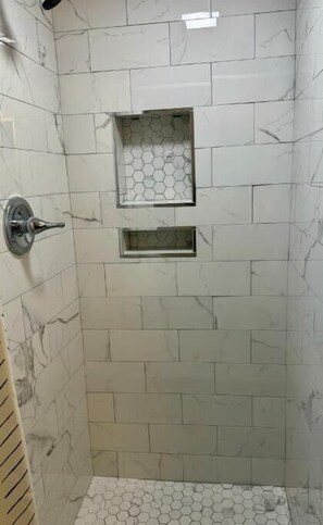 Een douche, een haardroger, handdoeken, zeep