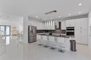 Fridge, microwave, oven, stovetop - 4BR/4BTH Miami Oasis: Stylish Retreat w/ BBQ & Trampoline - Near Beach & Airport (Miami)