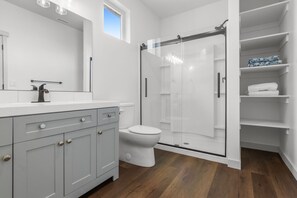 Shower, hair dryer, towels, soap - Little ranch in the city! (Lehi)