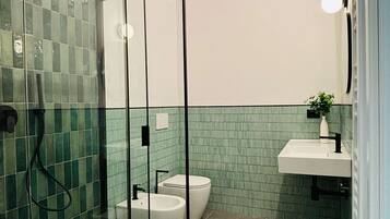 Camera Exclusive | Bagno | Doccia, soffione a pioggia, bidet, asciugamani