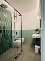 Ducha, cabezal de ducha tipo lluvia, bidet, toallas
