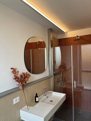 Comfort Room, Non Smoking, Garden View | Bathroom | Shower, rainfall showerhead, bidet, towels - Villa Reise (Riomaggiore)