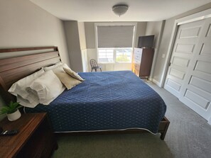 3 chambres, coffres-forts dans les chambres, bureau, lit parapluie