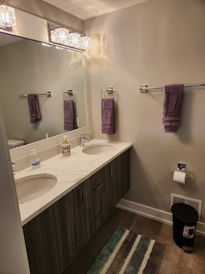 Douche, serviettes fournies, savon, shampoing