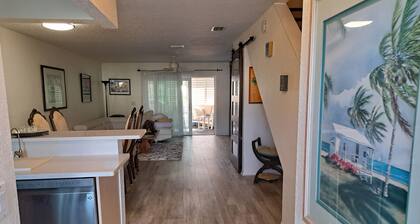 Charming 2-bedroom Townhouse on Hutchinson Island, with private beach access.