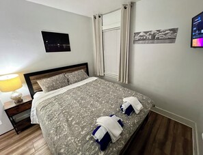 4 室のベッドルーム、デスク、アイロン / アイロン台、WiFi (無料)