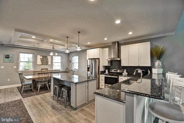 Fridge, microwave, oven, stovetop - Dream getaway just 2 miles from Fenwick or OC beach. 5BR house sleeps up to 13 (Selbyville)