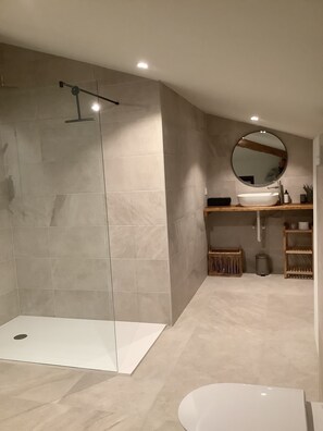 Standard Double Room, 1 Queen Bed | Bathroom