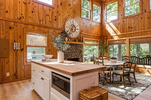 Lakeside 3 BR Retreat - Huge Decks, 1 mile from Hurricane Marina & Beach