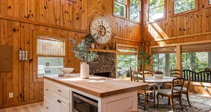 Lakeside 3 BR Retreat - Huge Decks, 1 mile from Hurricane Marina & Beach