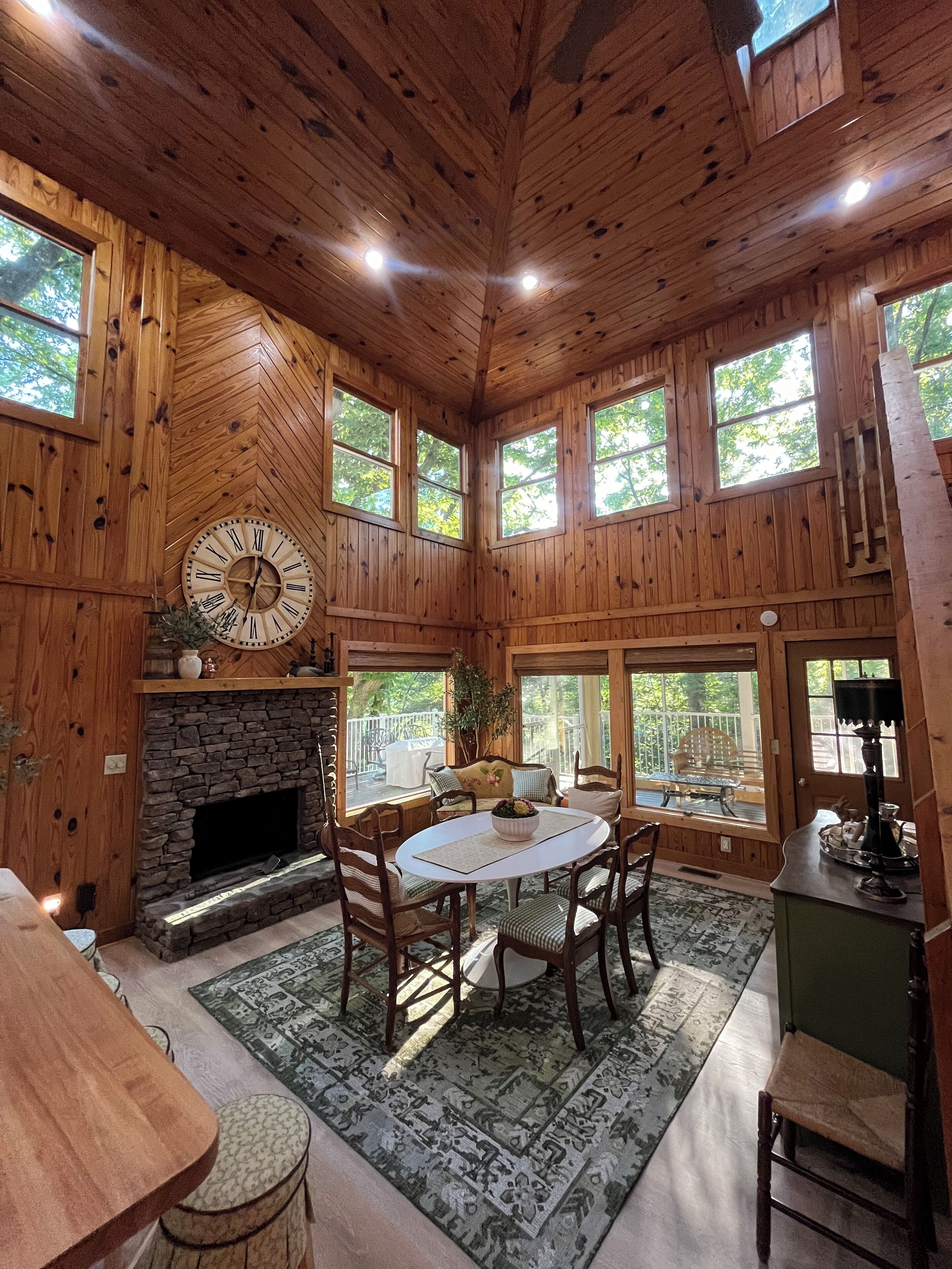 Lakeside 3 BR Retreat - Huge Decks, 1 mile from Hurricane Marina & Beach