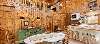 Lakeside 3 BR Retreat - Huge Decks, 1 mile from Hurricane Marina & Beach