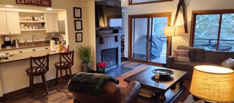 Fully Renovated 3BD 3 BA Condo on Sandstone Bus Route TOV #034778