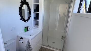 Douche, sĂšche-cheveux, serviettes fournies, savon