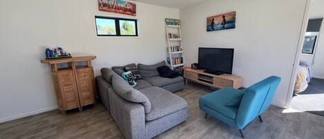 Televisor, reproductor de DVD, llibres i videoteca