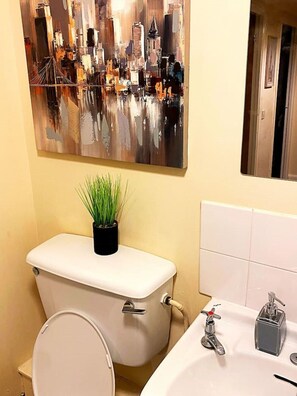 Een haardroger, handdoeken, zeep, toiletpapier